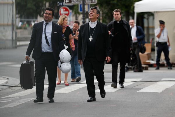 Архиепископ Мишель Опети перед участием в первой после пожара мессе в соборе Парижской Богоматери - Sputnik Южная Осетия