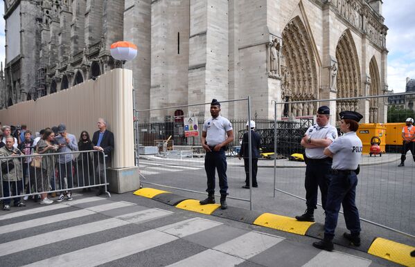 Полиция у собора во время первой мессы после пожара в соборе Парижской Богоматери - Sputnik Южная Осетия