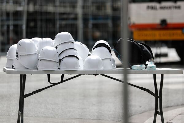 Белые каски приготовлены для участников первой после пожара мессы в соборе Парижской Богоматери - Sputnik Южная Осетия