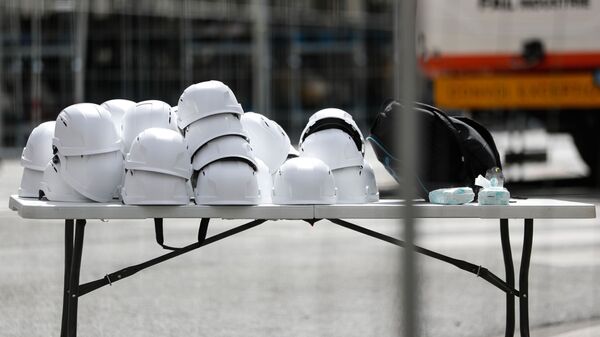 Белые каски приготовлены для участников первой после пожара мессы в соборе Парижской Богоматери - Sputnik Южная Осетия