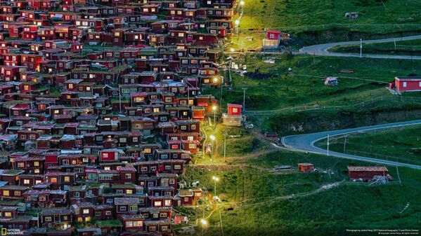 Снимок Follow The Light фотографа Junhui Fang, получивший приз зрительских симпатий в категории Cities конкурса National Geographic Travel Photo 2019 - Sputnik Южная Осетия