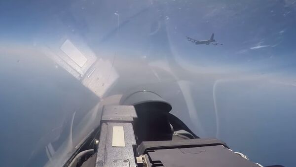 Перехват стратегического бомбардировщика ВВС США В-52Н российским Су-27 - Sputnik Южная Осетия