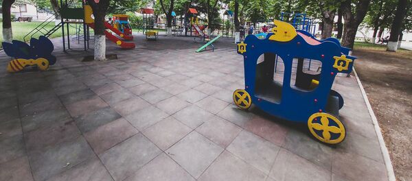 Детская площадка в парке Детская площадка в парке - Sputnik Южная Осетия