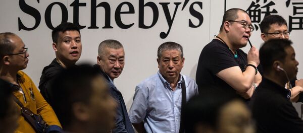 Участники торгов во время аукциона Sotheby's в Гонконге Участники торгов во время аукциона Sotheby's в Гонконге - Sputnik Южная Осетия