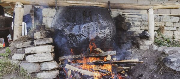 Варка пива в селении Саридтата Варка пива в селении Саридтата - Sputnik Южная Осетия