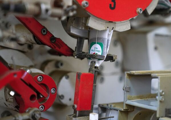 Станок по производству чая в пакетиках в цеху фасовки и упаховки на чайной фабрике в микрорайоне Мацеста города Сочи - Sputnik Южная Осетия