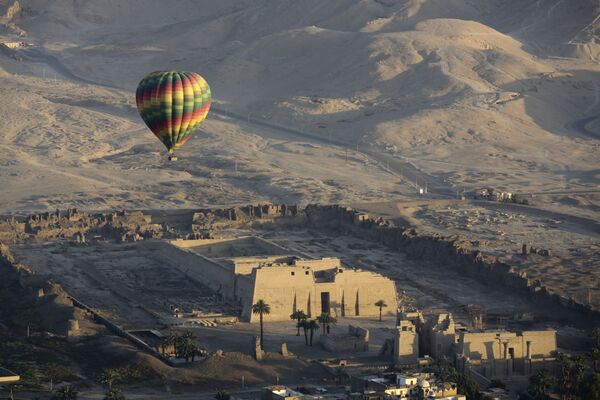 Воздушный шар пролетает над храмом покойного Рамсеса III в Мединет-Хабу на западном берегу реки Нил в Люксоре, Египет - Sputnik Южная Осетия