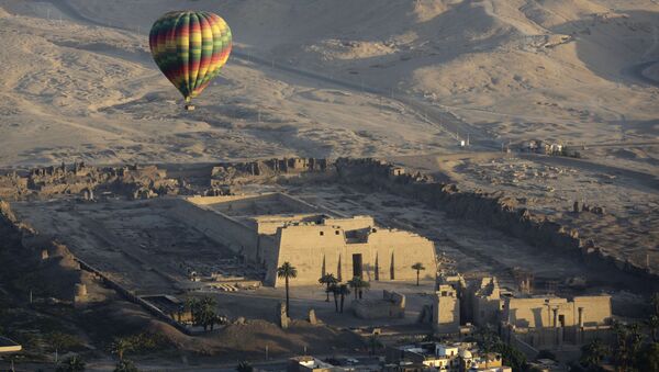 Воздушный шар пролетает над храмом покойного Рамсеса III в Мединет-Хабу на западном берегу реки Нил в Люксоре, Египет - Sputnik Южная Осетия