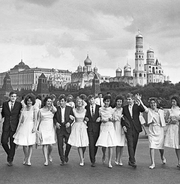 Выпускники московских школ гуляют на Красной площади после получения аттестата зрелости, 1964 год - Sputnik Южная Осетия