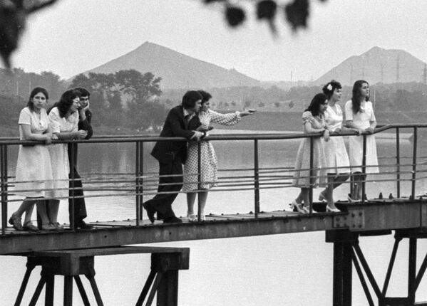 Выпускники школы встречают рассвет на набережной Дона в Донецке, 1976 год - Sputnik Южная Осетия