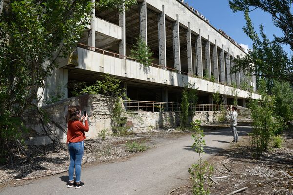 Туристы во время экскурсии в зону отчуждения ЧАЭС в городе Припять - Sputnik Южная Осетия