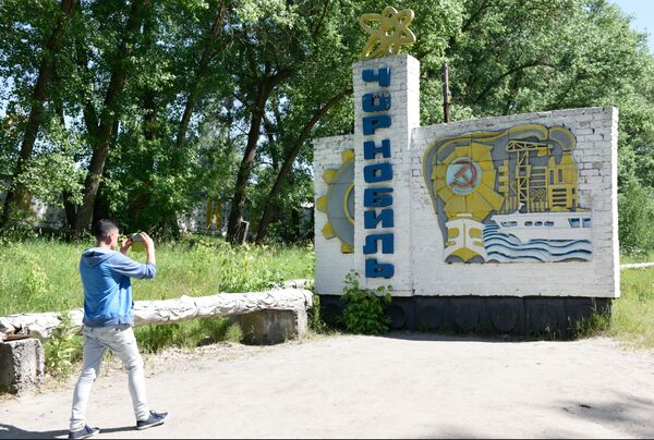 Туристы во время экскурсии в зону отчуждения ЧАЭС в городе Припять - Sputnik Южная Осетия