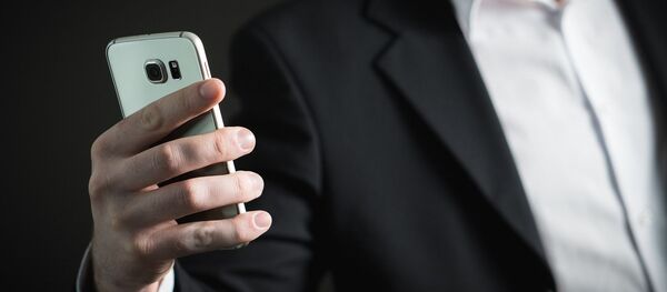 Мужчина со смартфоном - Sputnik Южная Осетия