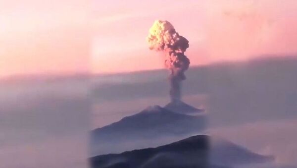Снятое с борта самолета извержение вулкана восхитило пользователей Сети - Sputnik Южная Осетия