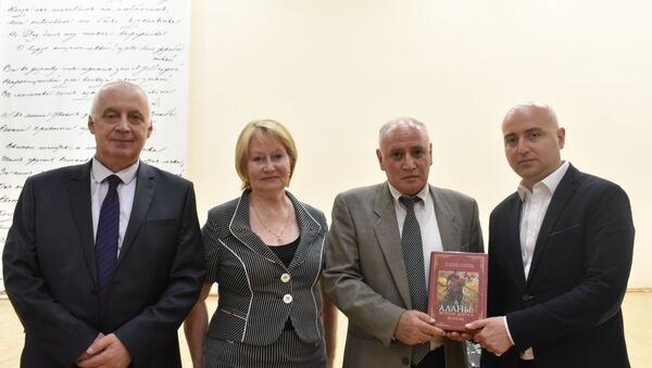 Во Владикавказе презентовали книгу Аланы: вечная дорога войны… - Sputnik Южная Осетия