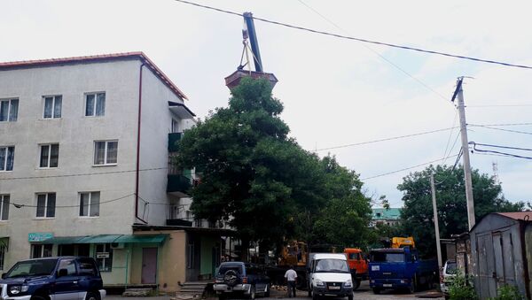 В Цхинвале восстанавливают пострадавшую от стихии крышу многоэтажки - Sputnik Южная Осетия