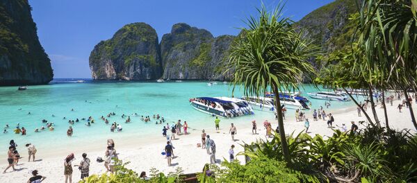Туристы на пляже Maya bay на островах Пхи-Пхи в Таиланде  Туристы на пляже Maya bay на островах Пхи-Пхи в Таиланде  - Sputnik Южная Осетия