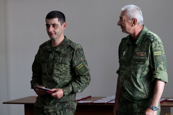 В Южной Осетии наградили ветеранов боевых действий В Южной Осетии наградили ветеранов боевых действий - Sputnik Южная Осетия