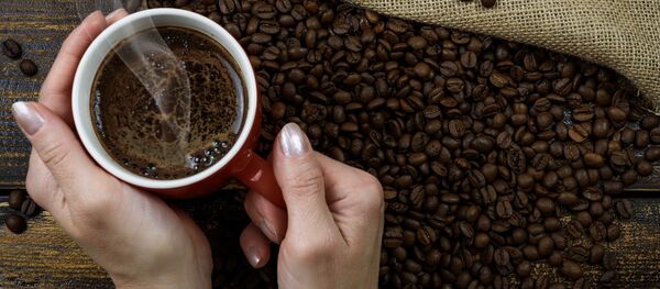 Чашка с кофе в руках Чашка с кофе в руках - Sputnik Южная Осетия