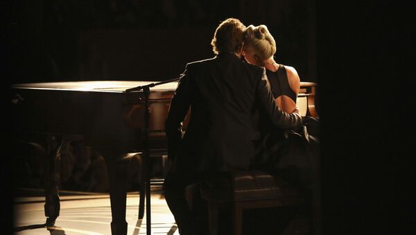 Бредли Купер и Леди Гага поднялись на сцену Dolby Theatre, чтобы вместе исполнить хит Shallow - Sputnik Южная Осетия