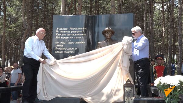 Памятник Нафи Джусойты открыли в Южной Осетии - Sputnik Южная Осетия