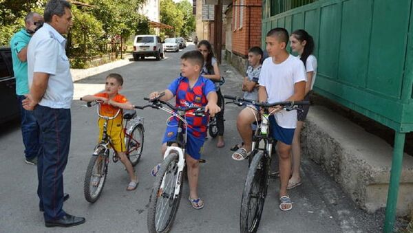 Сотрудники УГИБДД приступили к профилактической работе с юными велосипедистами - Sputnik Южная Осетия