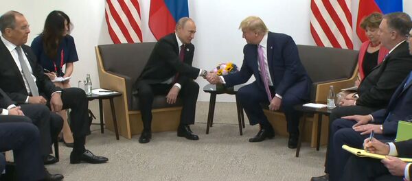 Американский юмор: Не вмешивайтесь в выборы - пошутил Трамп на встрече с Путиным Американский юмор: Не вмешивайтесь в выборы - пошутил Трамп на встрече с Путиным - Sputnik Южная Осетия