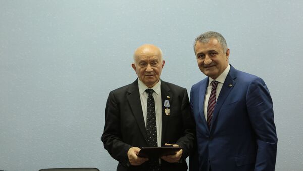 Президент Южной Осетии наградил Анатолия Габараева Орденом Почета - Sputnik Южная Осетия