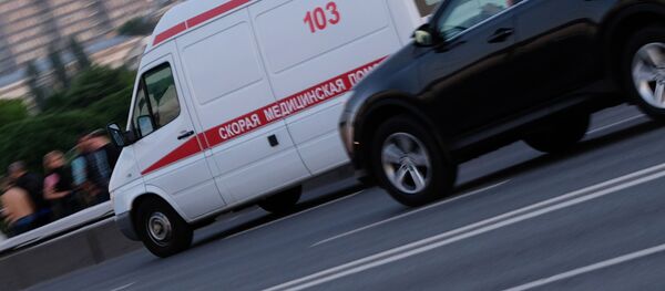 Автомобиль скорой помощи едет по дороге Автомобиль скорой помощи едет по дороге - Sputnik Южная Осетия