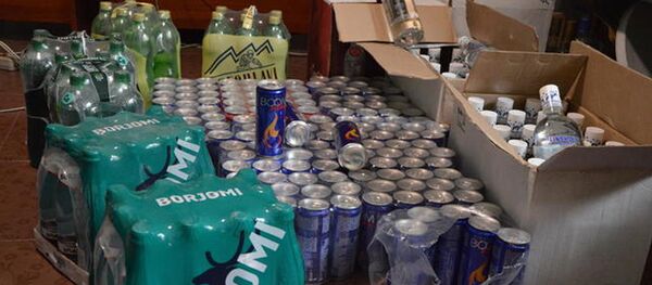 Сотрудниками УБЭП пресечена незаконная реализация алкоголя и минеральной воды Сотрудниками УБЭП пресечена незаконная реализация алкоголя и минеральной воды - Sputnik Южная Осетия