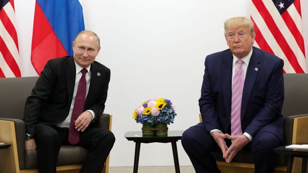 Президент России Владимир Путин и президент США Дональд Трамп. Архивное фото. - Sputnik Южная Осетия