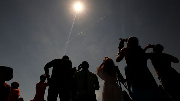 Наблюдающие за солнечным затмением в Хопкинсвилле, штат Кентукки - Sputnik Южная Осетия