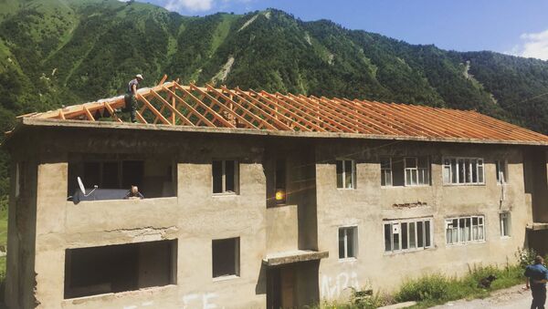 В селе Рук ремонтируют крыши домов пострадавших в результате града  - Sputnik Южная Осетия