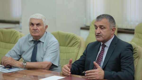 Президент Анатолий Бибилов и директор НИИ Южной Осетии Роберт Гаглойты - Sputnik Южная Осетия