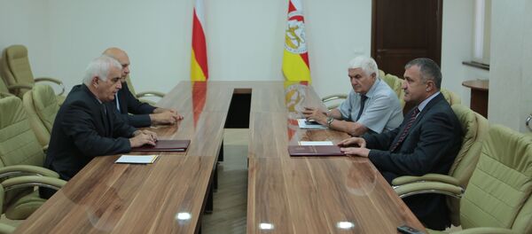 Хуссар Иры президент Бибылты Анатолий фембæлд æхсæнадæмон змæлд Стыр Ныхас-ы сæрдар Къучиты Русланимæ Хуссар Иры президент Бибылты Анатолий фембæлд æхсæнадæмон змæлд Стыр Ныхас-ы сæрдар Къучиты Русланимæ - Sputnik Хуссар Ирыстон