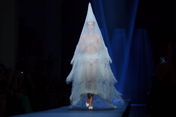 Модель представляет творение дизайнера Жана Поля Готье на Неделе высокой моды в Париже - Sputnik Южная Осетия