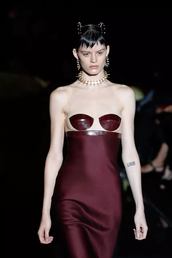 Модель на показе коллекции осень/зима 2019/2020 модного дома Schiaparelli на Неделе высокой моды в Париже  - Sputnik Южная Осетия