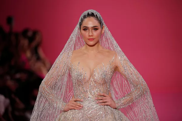 Актриса Арая А. Харгейт в свадебном платье дизайнера Georges Hobeika в рамках его показа на Неделе высокой моды в Париже - Sputnik Южная Осетия