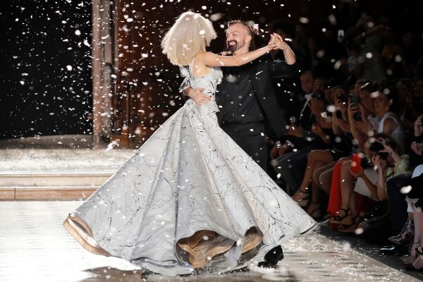 Французский модельер Жюльен Фурнье танцует с моделью на финальном выходе показа его женской коллекции сезона осень/зима 2019/2020 на Неделе высокой моды в Париже - Sputnik Южная Осетия