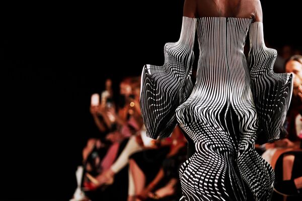 Модель демонстрирует платье из новой коллекции  Iris van Herpen на подиуме в Париже, Франция - Sputnik Южная Осетия