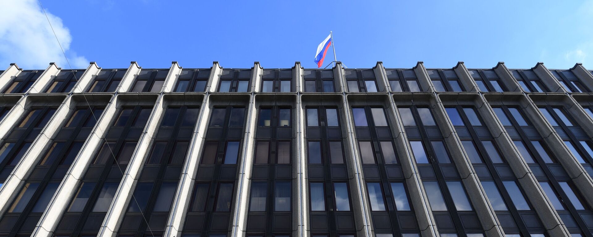 Флаг на здании Совета Федерации Федерального Собрания России - Sputnik Южная Осетия, 1920, 25.05.2022