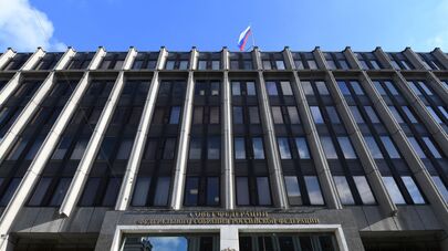 Флаг на здании Совета Федерации Федерального Собрания России