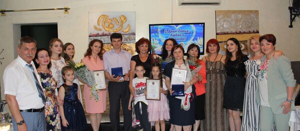 Четырем семьям российских соотечественников вручили грамоты и памятные медали Четырем семьям российских соотечественников вручили грамоты и памятные медали - Sputnik Южная Осетия