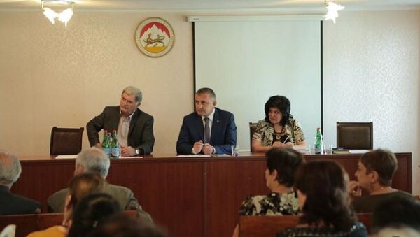 Президент Анатолий Бибилов, премьер-министр Эрик Пухаев и министр образования Натали Гассиева - Sputnik Южная Осетия