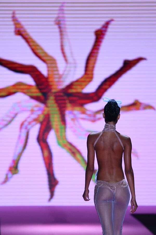 Модель во время презентации коллекции Andres Sarda на неделе моды Mercedes Benz Spring/Summer 2020 в Мадриде  - Sputnik Южная Осетия