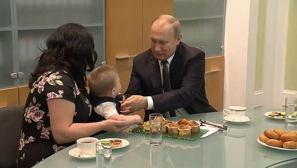 Маленький Вова и бумажка от кекса: Владимир Путин встретился с семьей Сыропятовых - Sputnik Южная Осетия