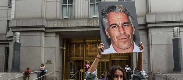Участница акции протеста с портретом Джеффри Эпштейна - Sputnik Южная Осетия