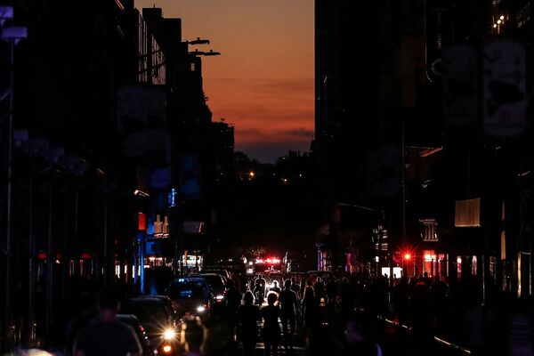 Жители Нью-Йорка с фонарями во время массового отключения электричества  - Sputnik Южная Осетия
