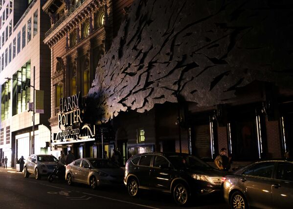 Выключенная подсветка театра Lyric в Нью-Йорке во время массового отключения электричества - Sputnik Южная Осетия