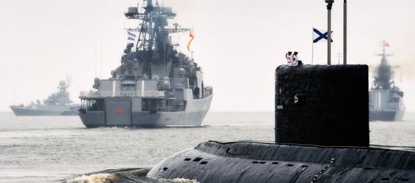 Большой противолодочный корабль Североморск и дизель-электрическая подводная лодка Владикавказ во время репетиции парада в честь Дня ВМФ России в Кронштадте Большой противолодочный корабль Североморск и дизель-электрическая подводная лодка Владикавказ во время репетиции парада в честь Дня ВМФ России в Кронштадте - Sputnik Южная Осетия